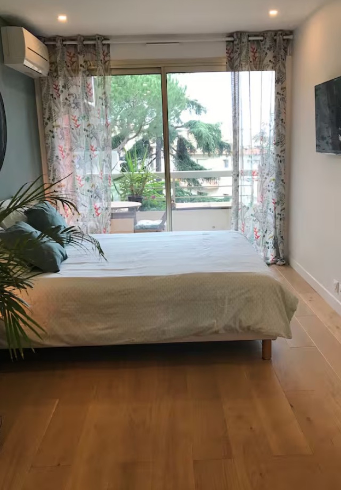 Chambre lumineuse avec vue jardin