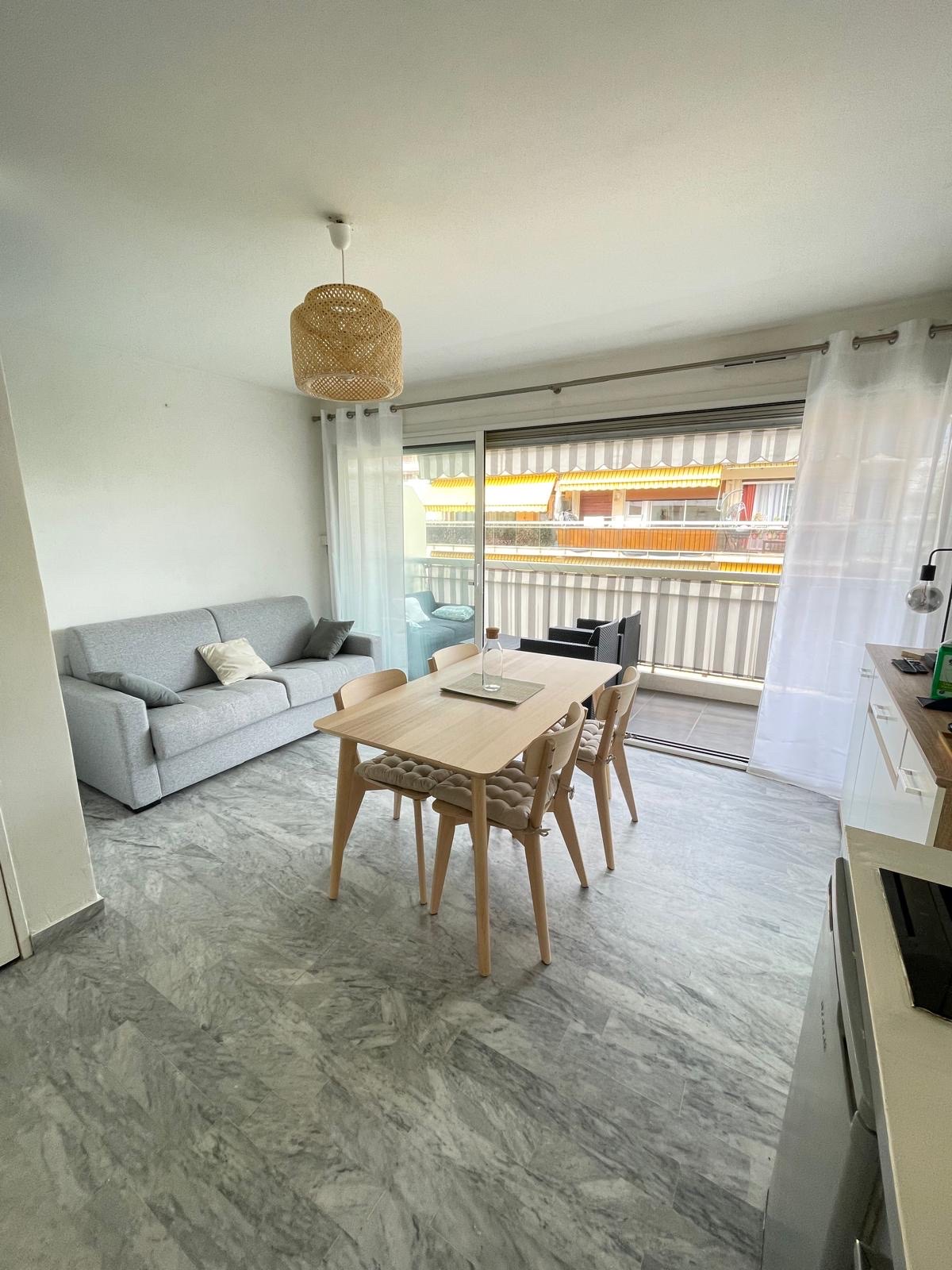 Séjour lumineux et moderne ouvert sur balcon