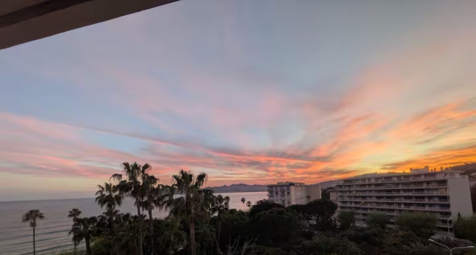 Coucher de soleil sur la baie depuis la terrasse