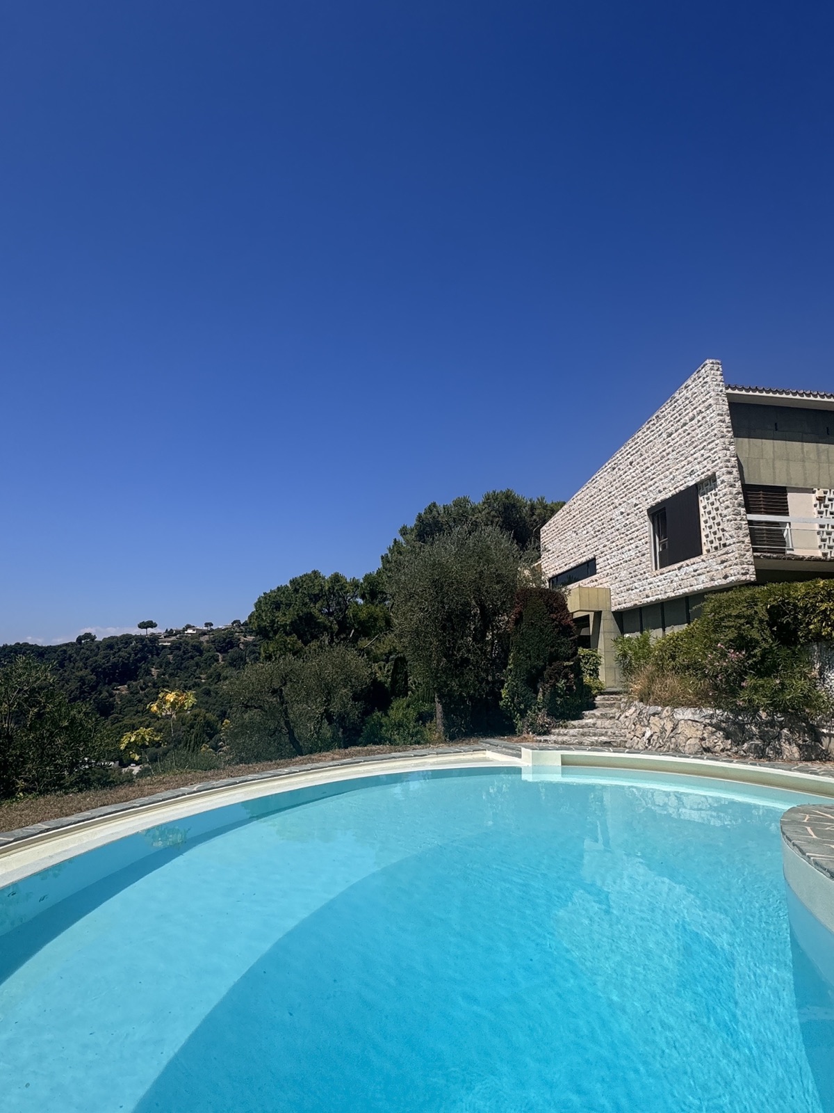 Villa avec piscine à débordement sur les hauteurs